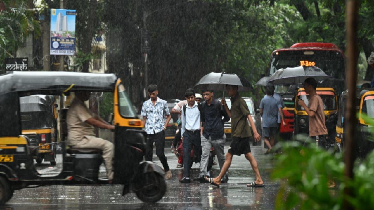 Meanwhile, visuals from the Dadar's Sena Bhavan showed that the visibility was also impacted due to the heavy downpour.