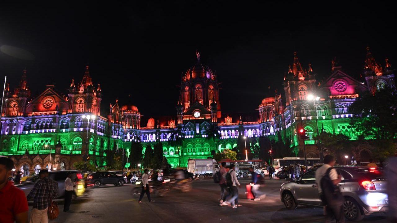 Additional visuals of the scene showed State Bank of India and Shipping Corporation of India's buildings at Nariman Point were decorated with tricolour series lights. 