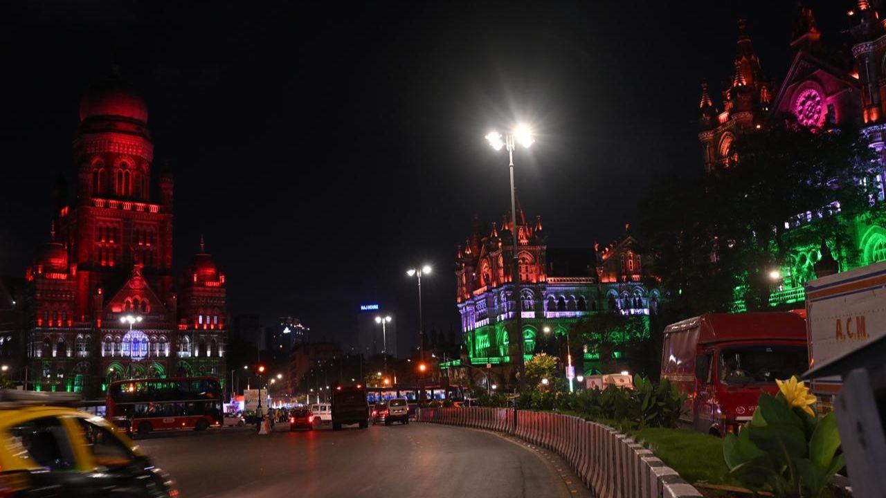India gained freedom on August 15, 1947, following years of struggle. On this day, it ceased to be a colonial nation and gained complete independence from the British who had dominated it for so long. 