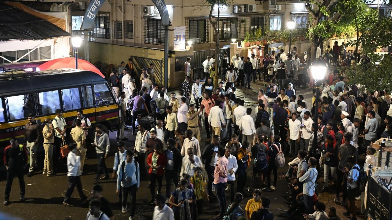 IN PHOTOS: Women cop aspirants sleep on footpaths during recruitment in Mumbai