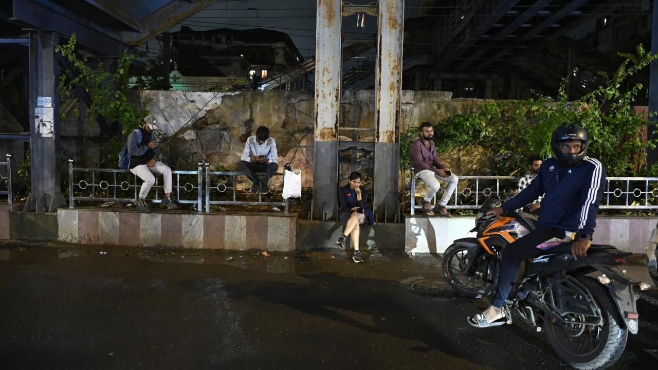 Mumbai police admin DCP Navnath Dhavale said, “All candidates are receiving the best facilities at this ground, including biscuits, water, and bananas. We also have toilet facilities on site. The Wankhede stadium has provided us with a pavilion for additional support. We are doing our best to ensure the comfort of the candidates