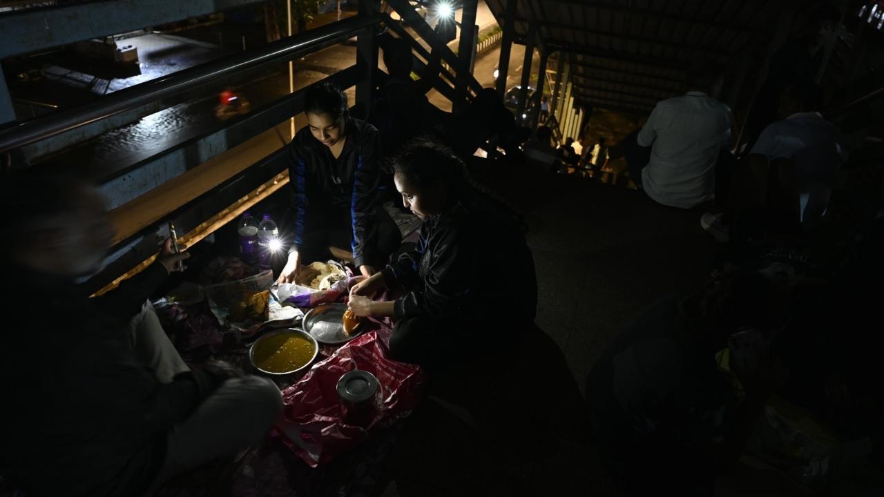 On Tuesday night, the mid-day team visited the Mumbai University ground at Marine Drive and found that candidates were waiting outside the ground until late due to overcrowding. Some candidates were sleeping with their parents on the railway foot over bridge, and many were eating food using their mobile phone flashlights