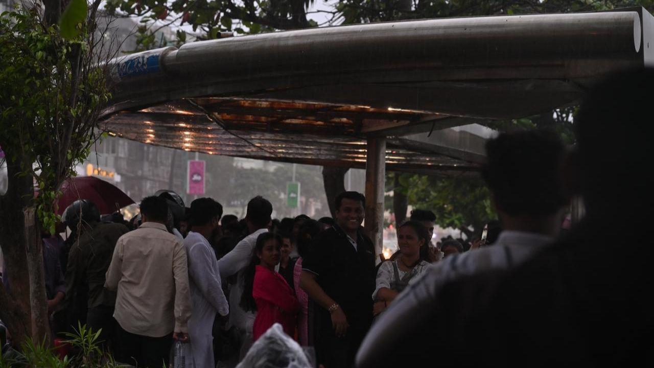 Some of the visitors at the promenade near the Trident Hotel were seen rushing towards sheds to seek shelter from the sudden showers.