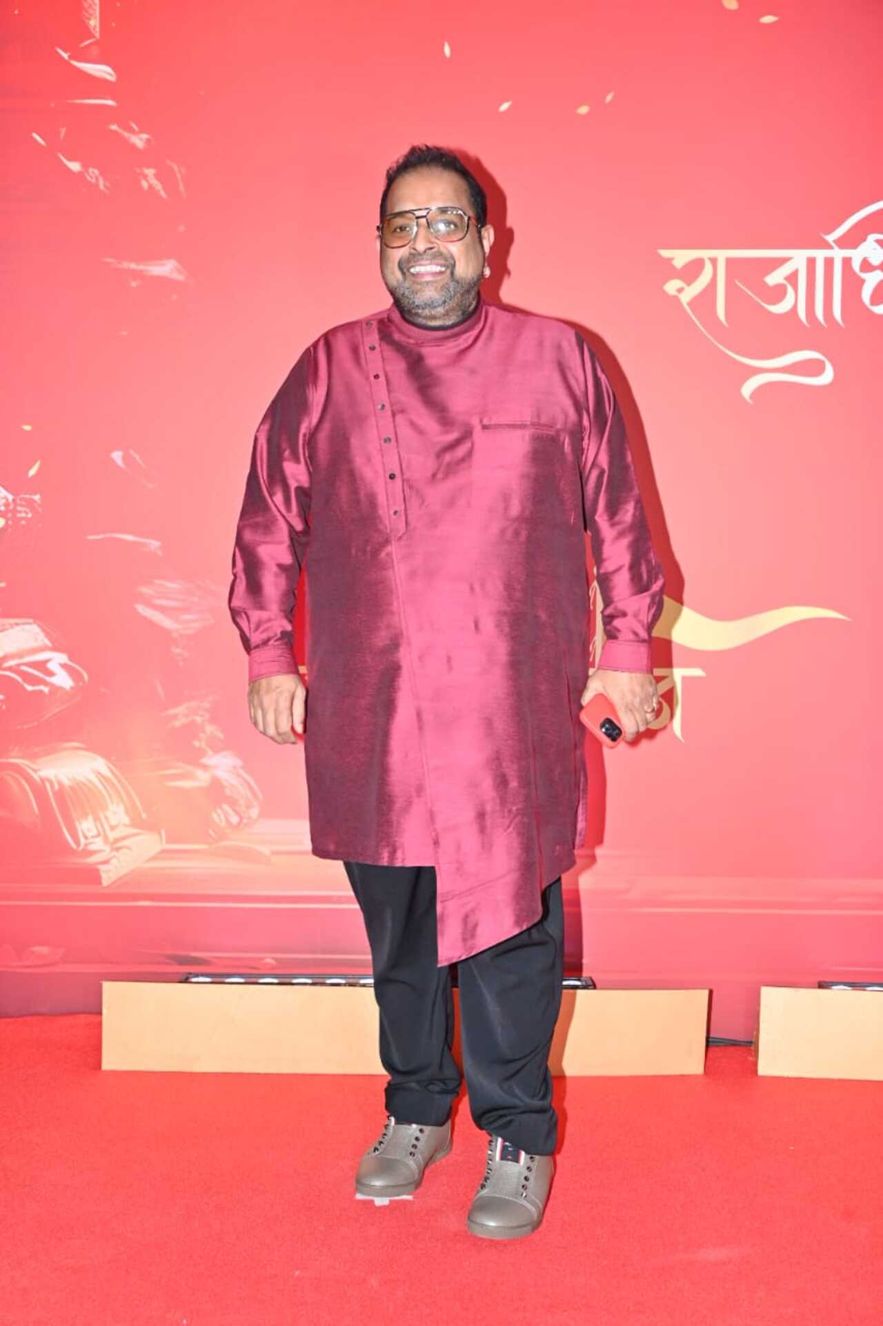 Singer Shankar Mahadevan graced the event in a magenta kurta and black trousers. 