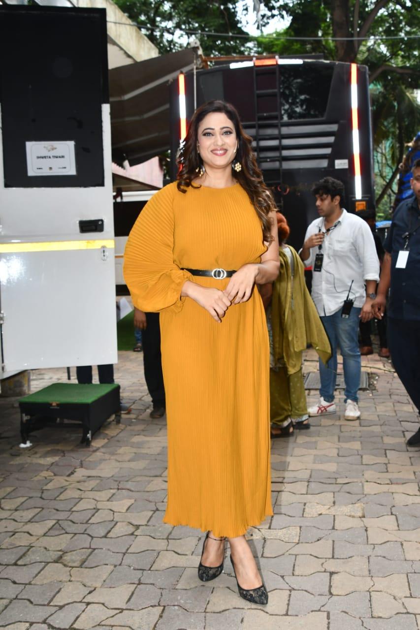 Shweta Tiwari stunned in a beautiful yellow gown as she was snapped on the set of Apka Apna Zakir
