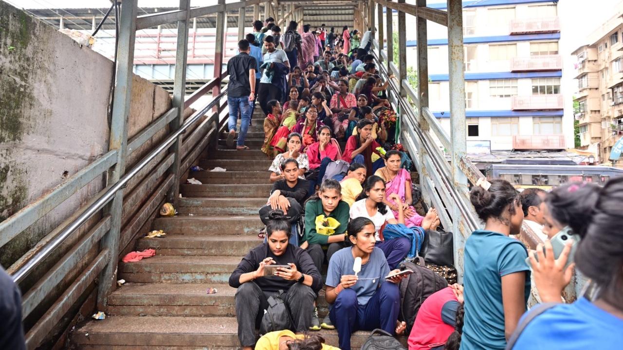 The candidates were seen resting on the bridge and footpath near Mumbai University Ground in Marine Drive