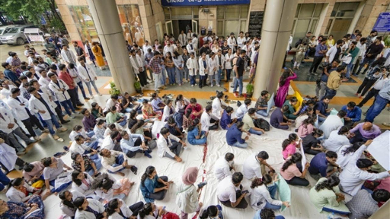 Major hospitals like Maulana Azad Medical College, RML Hospital, and Lady Hardinge Medical College, among others, have suspended their operations as part of the indefinite strike. This move is in response to the horrific incident in Kolkata and the call for action by the Federation of Resident Doctors' Association (FORDA).