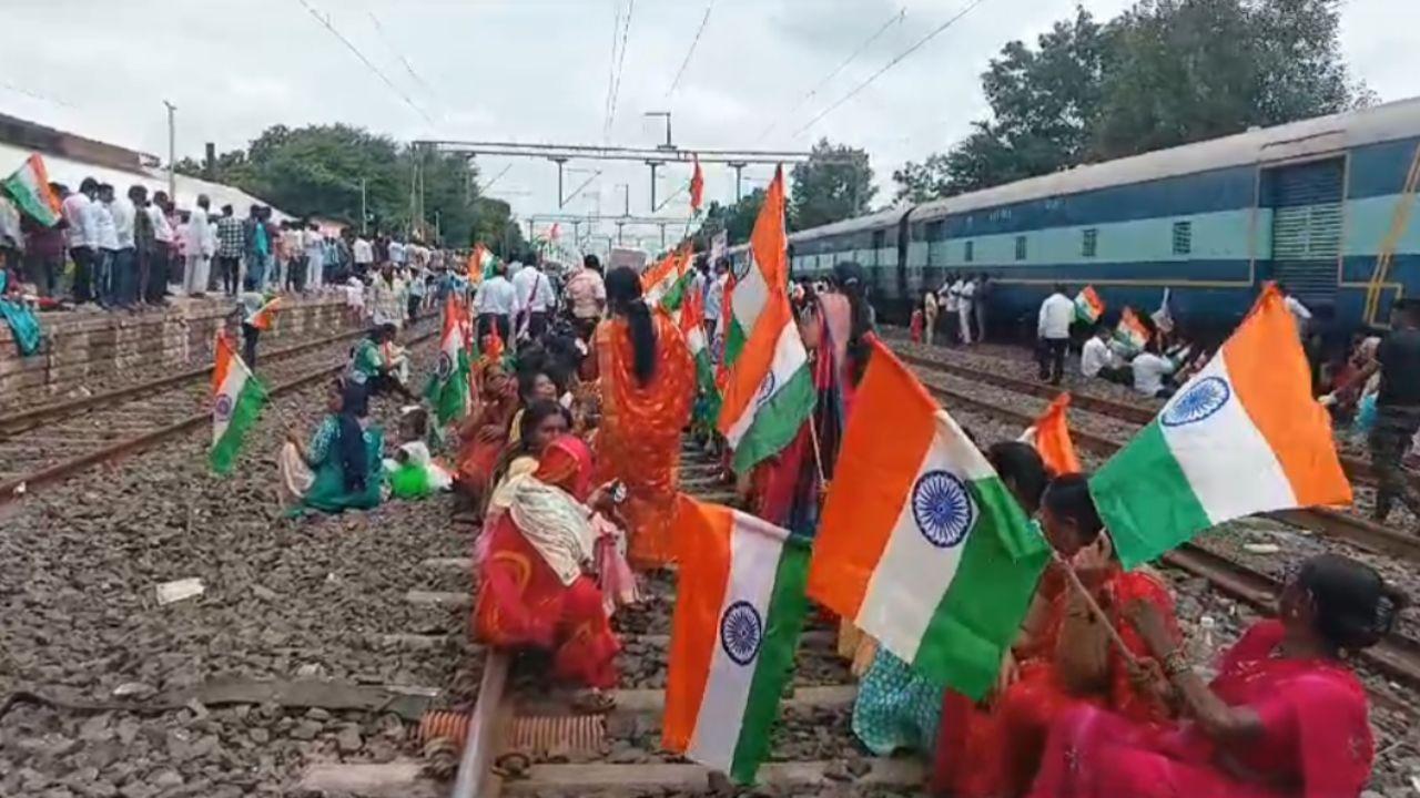 Maharashtra: Residents of Puntamba, surrounding villages stage a rail roko