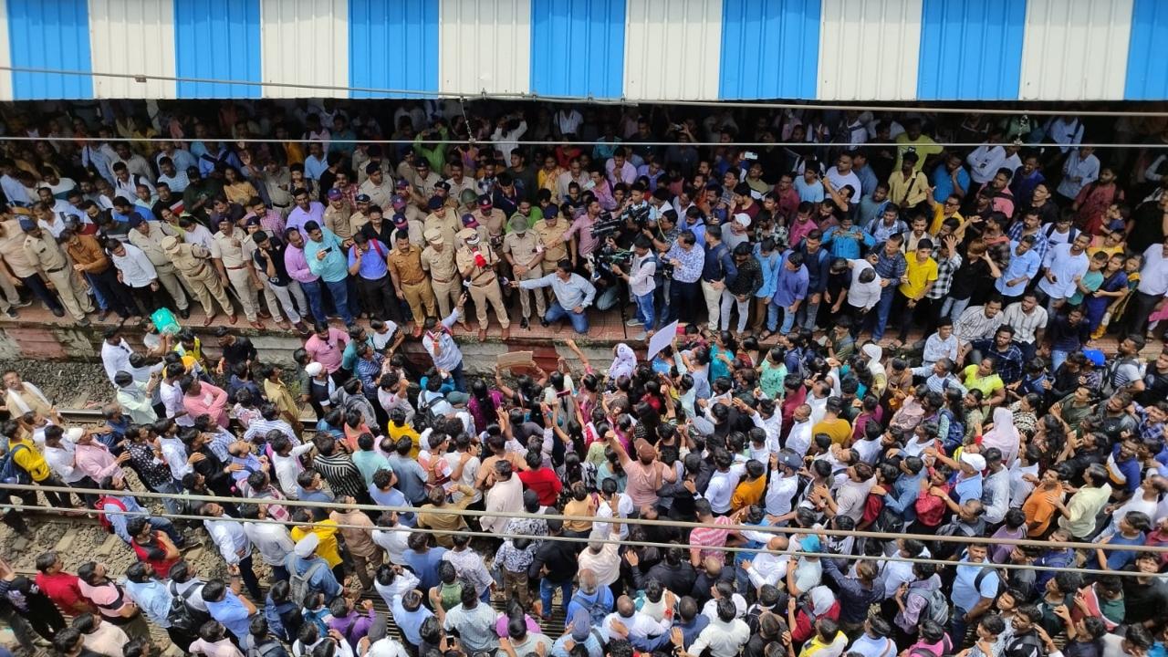 Deputy Chief Minister Devendra Fadnavis has ordered the formation of a SIT headed by Aarti Singh, a senior IPS officer of the rank of Inspector General of Police, to investigate the unfortunate incident in Badlapur
