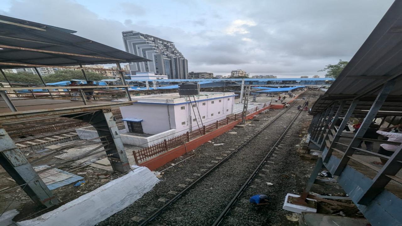 Platform No 1 at Malad Station is currently used for Down Slow local trains. Passengers will have to board and deboard from the Right side (east) instead of the Left side (west), effective from Sunday, September 1, 2024, owing to the infra works