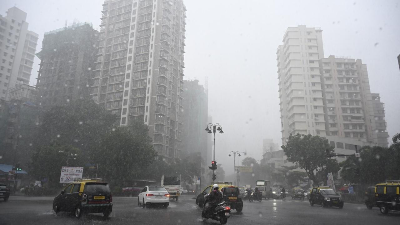 The highest amount of rainfall in the same 6-hour period was recorded at the Sion observatory, which saw 78mm of rainfall, followed by Vikhroli (58.5mm) and Matunga (57mm) 
