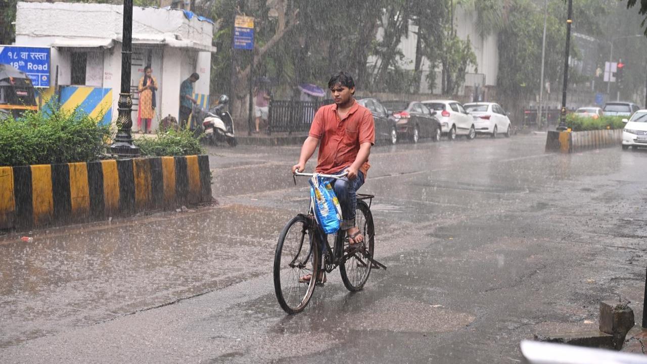 Heavy rainfall is possible in isolated areas during the night or early morning for the next 24 hours. The maximum temperature is forecast to be 32 degrees Celsius, with a low of 26 degrees Celsius, the weather agency predicted