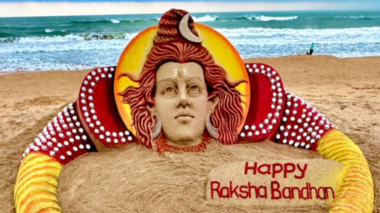 Sand artist Sudarsan Pattnaik carves Lord Shiva & rakhi sculpture at Puri beach