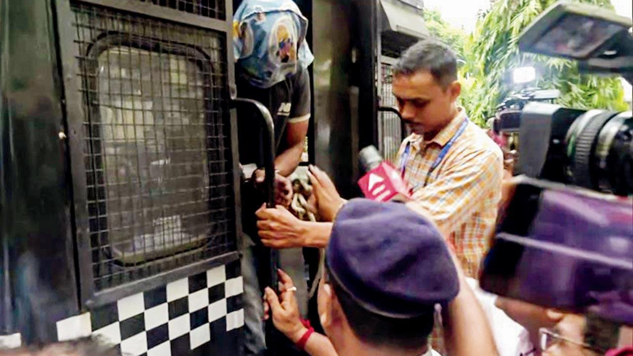 Police bring accused Sanjoy Roy to the CBI Office in Kolkata