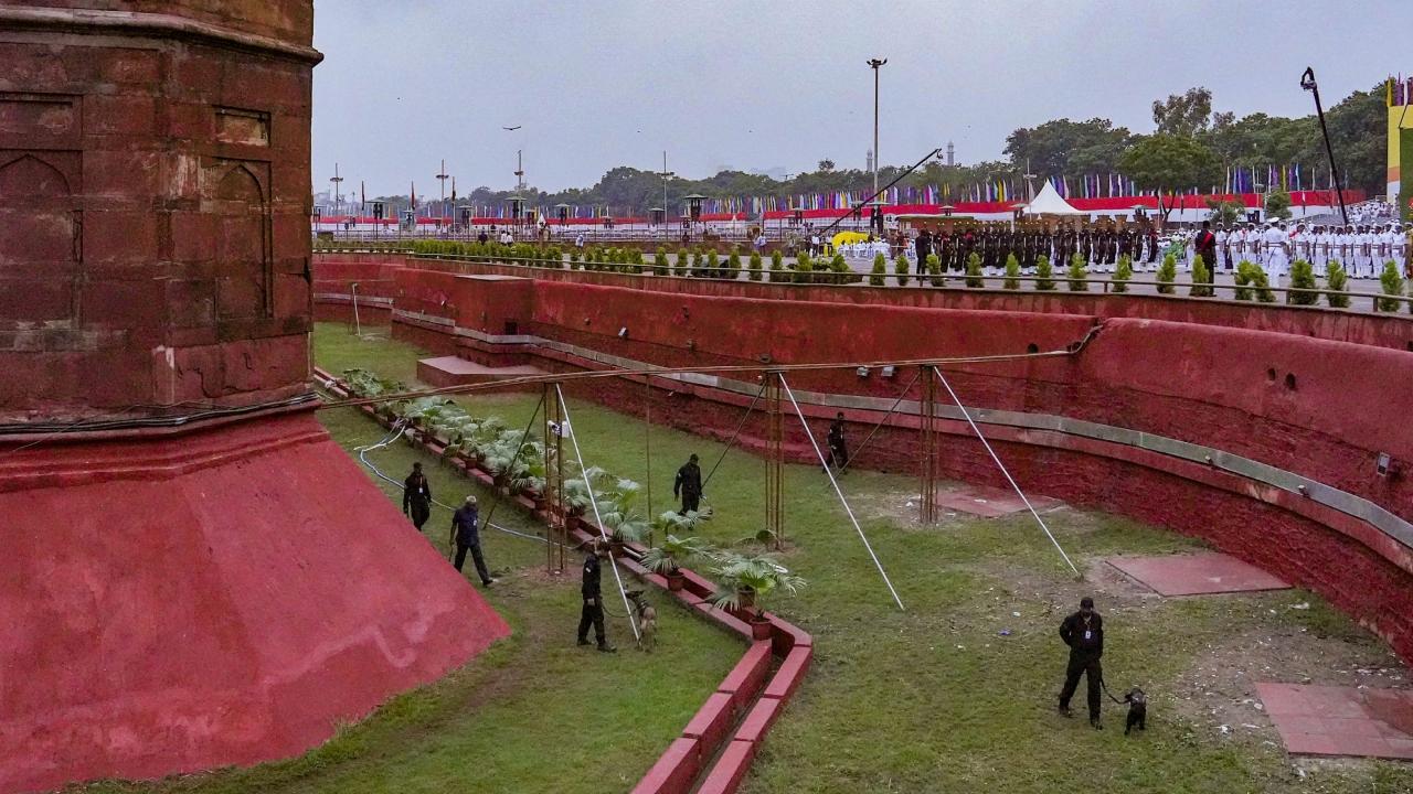 Delhi Police bans flying of aerial platforms in view of I-Day event; imposes traffic curbs