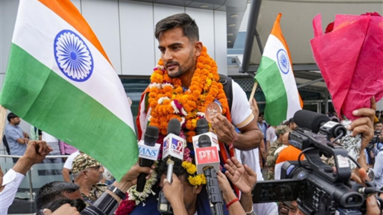 Hockey star Sanjay Rana was carried on shoulders by people and was surrounded by various media persons