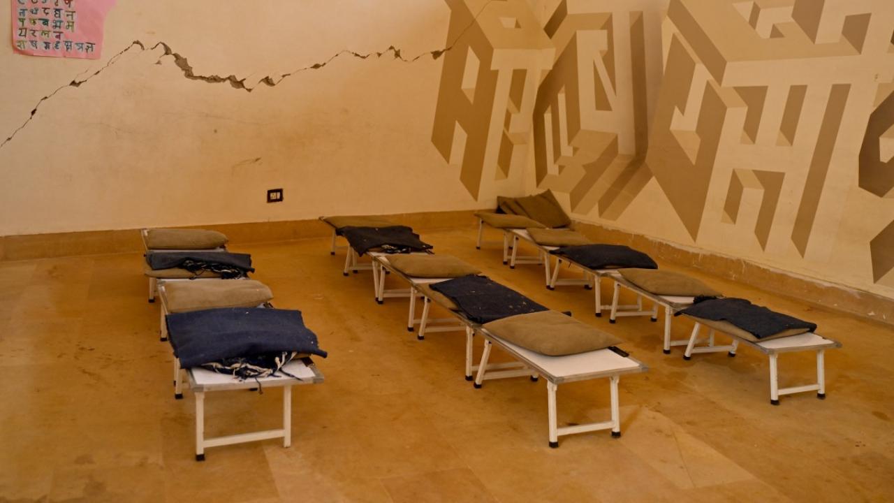 The school's classrooms are arranged around an open elliptical courtyard resembling a Roman coliseum, and walls with grids of vents create shade while allowing for cooling airflow. Elevated windows allow hot air to escape as it rises. 