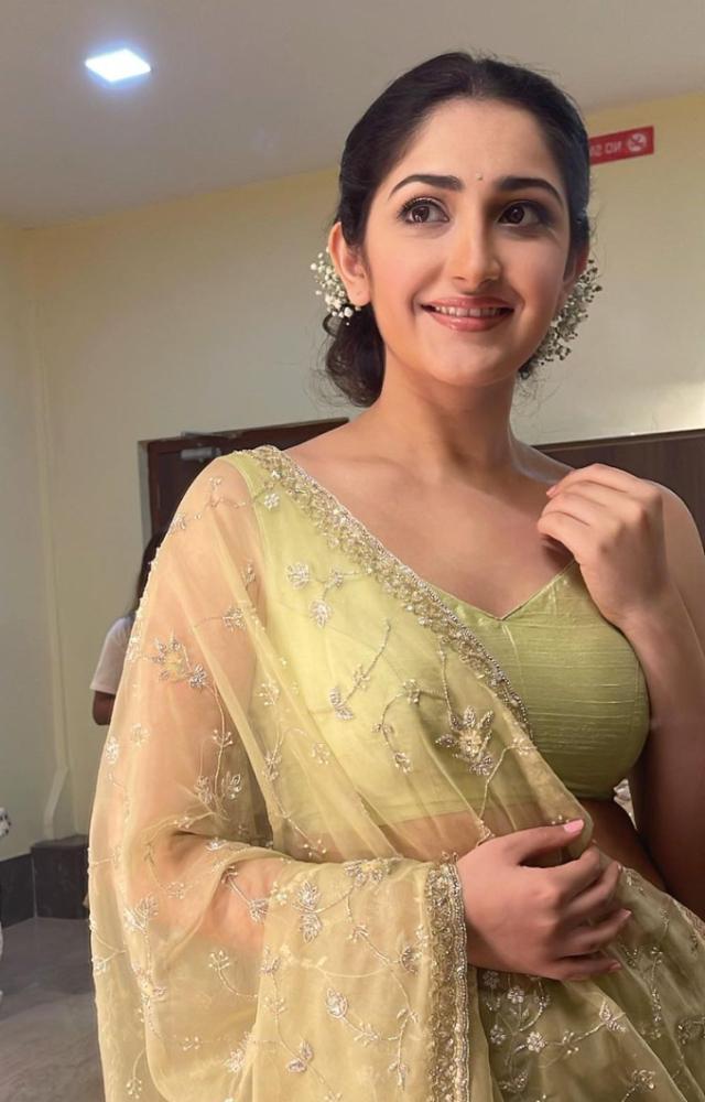 Sayyeshaa`s green lehenga with a no-makeup look is perfect for attending a family function