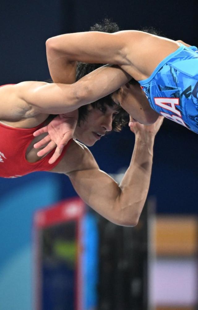 Cuba`s Lopez replaces Phogat in finals