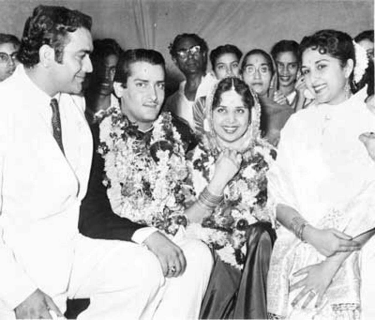 They got married in a temple in 1955, and the ceremony was not attended by any of their family members. When they realised that in the rush they had forgotten to arrange for vermilion (sindoor), Kapoor used Bali's lipstick instead.