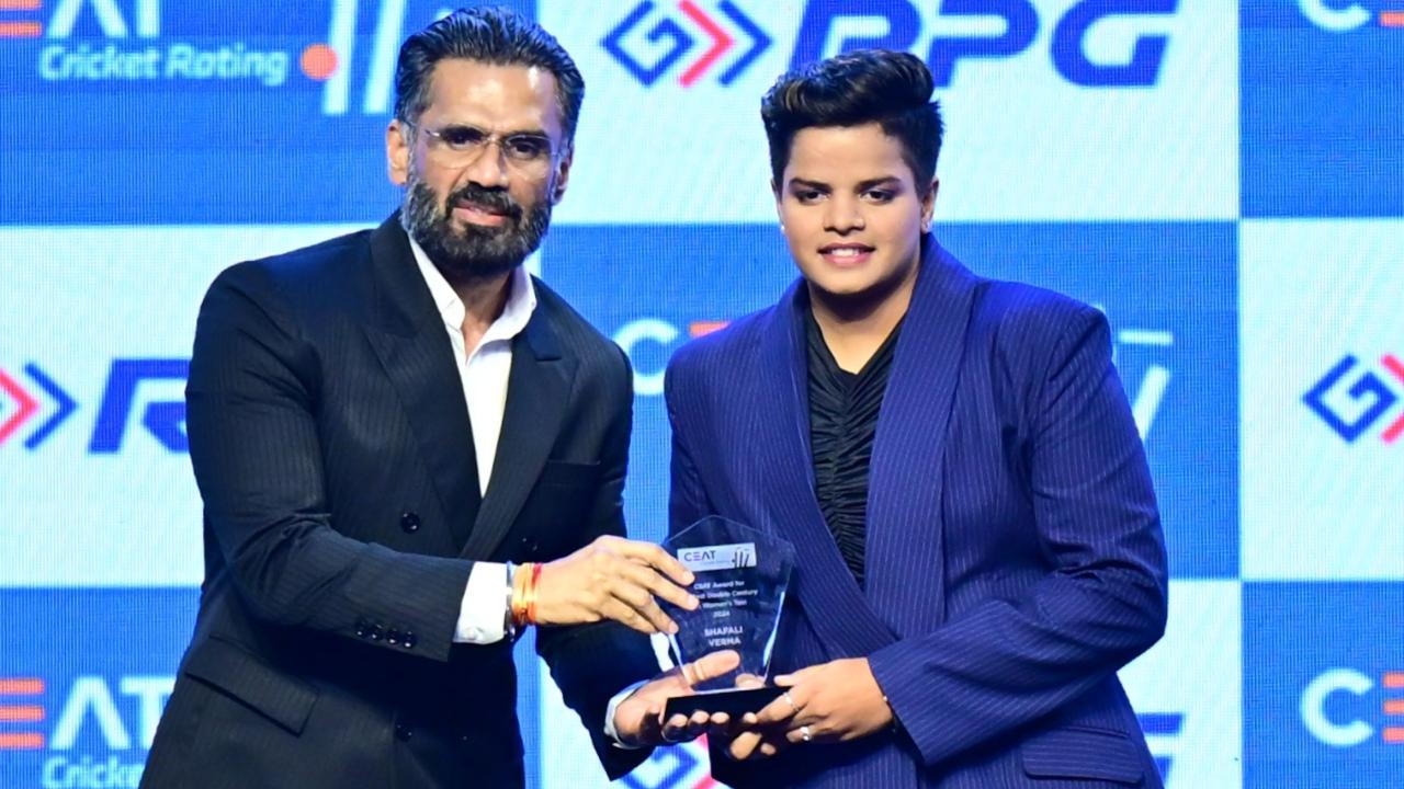 Shafali Verma receives Fastest 200 award from Sunil Shetty during the CEAT Cricket Ratings Award 2024