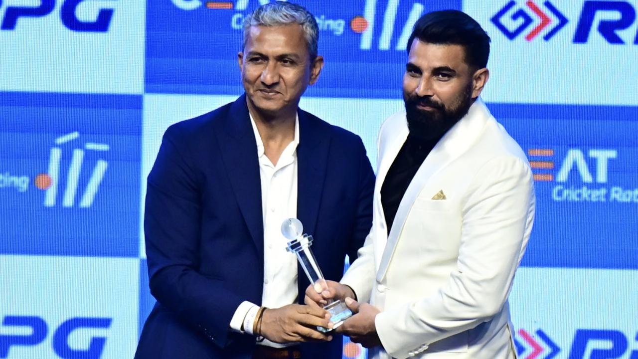 Mohammad Shami, CEAT ODI bowler of the year, receives the award from Sanjay Banger during the CEAT Cricket Ratings Award 2024.