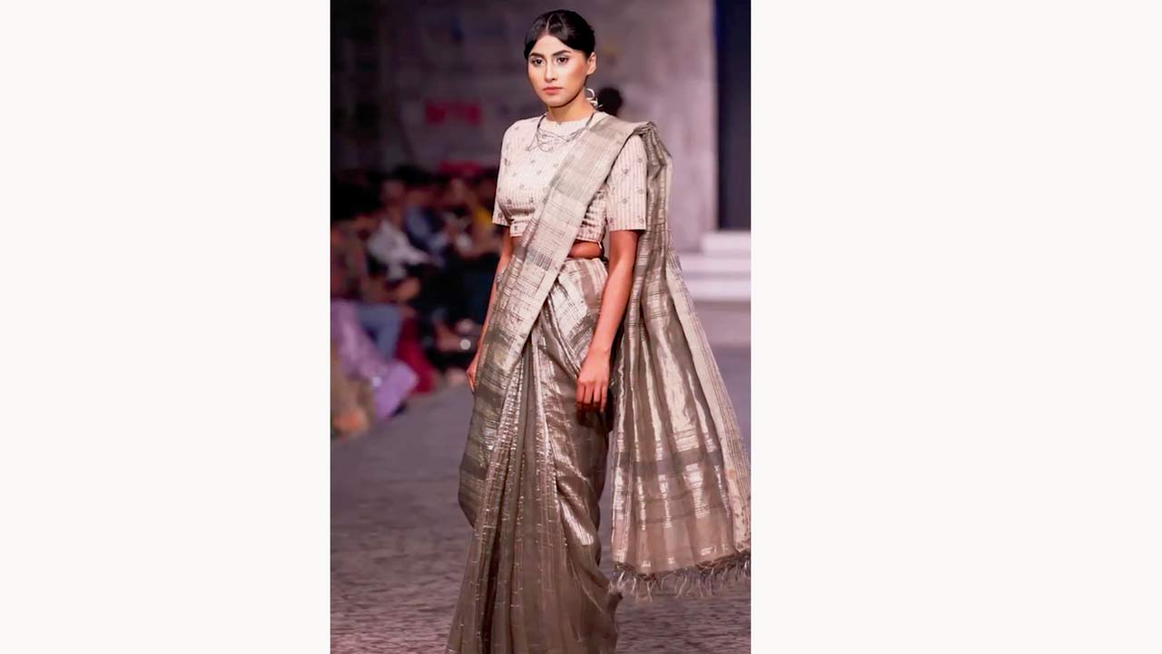Soumitra Mondal’s Musafir collection showcased at Bangladesh Fashion Week 2023 featured handwoven sarees and fabrics from fine linen yarn