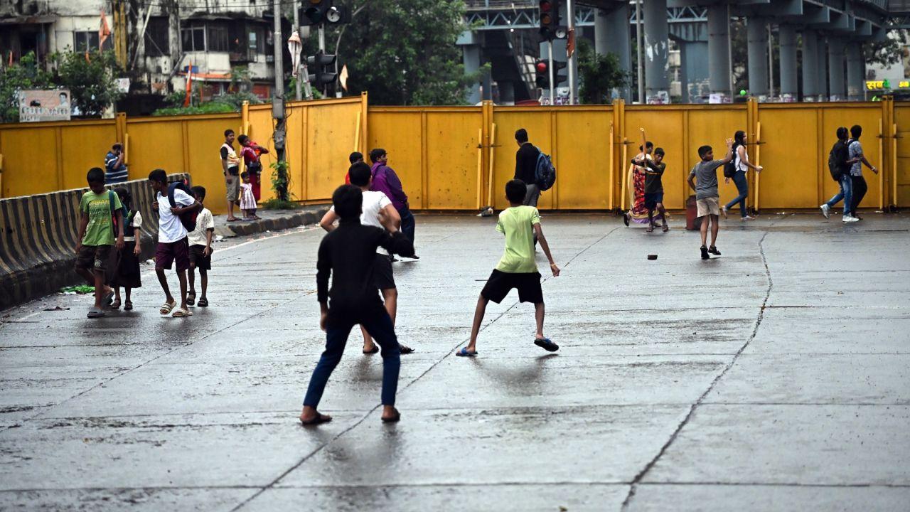 Some children were accompanied with their guardians but some were travelling in groups by themselves.