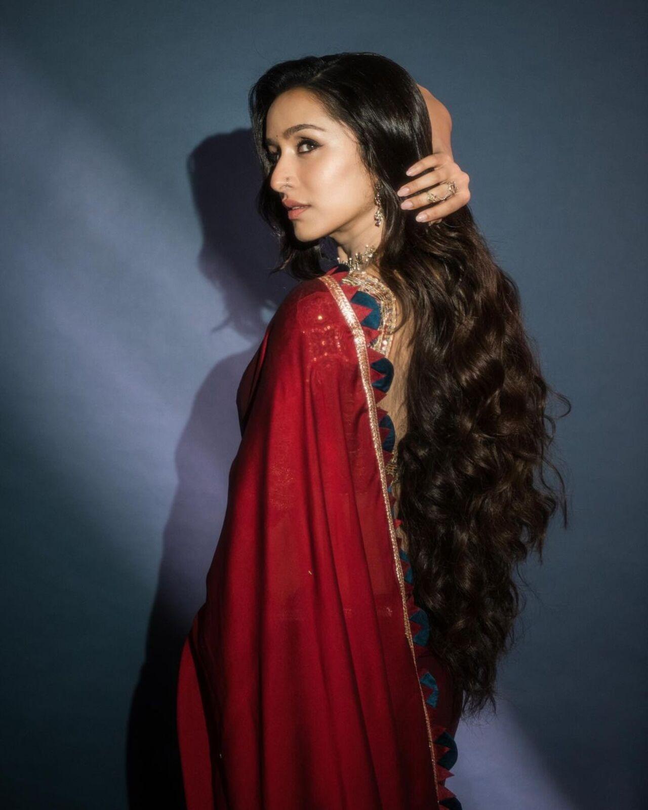 Shraddha paired the stunning saree with a delicate necklace and earrings, keeping the accessories minimal. Staying true to her character, she went with long open tresses
