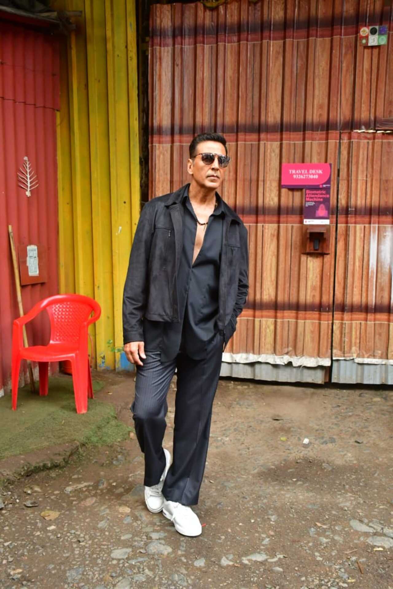 Akshay Kumar looks dashing in black on the sets of Bigg Boss Marathi to promote Khel Khel Mein