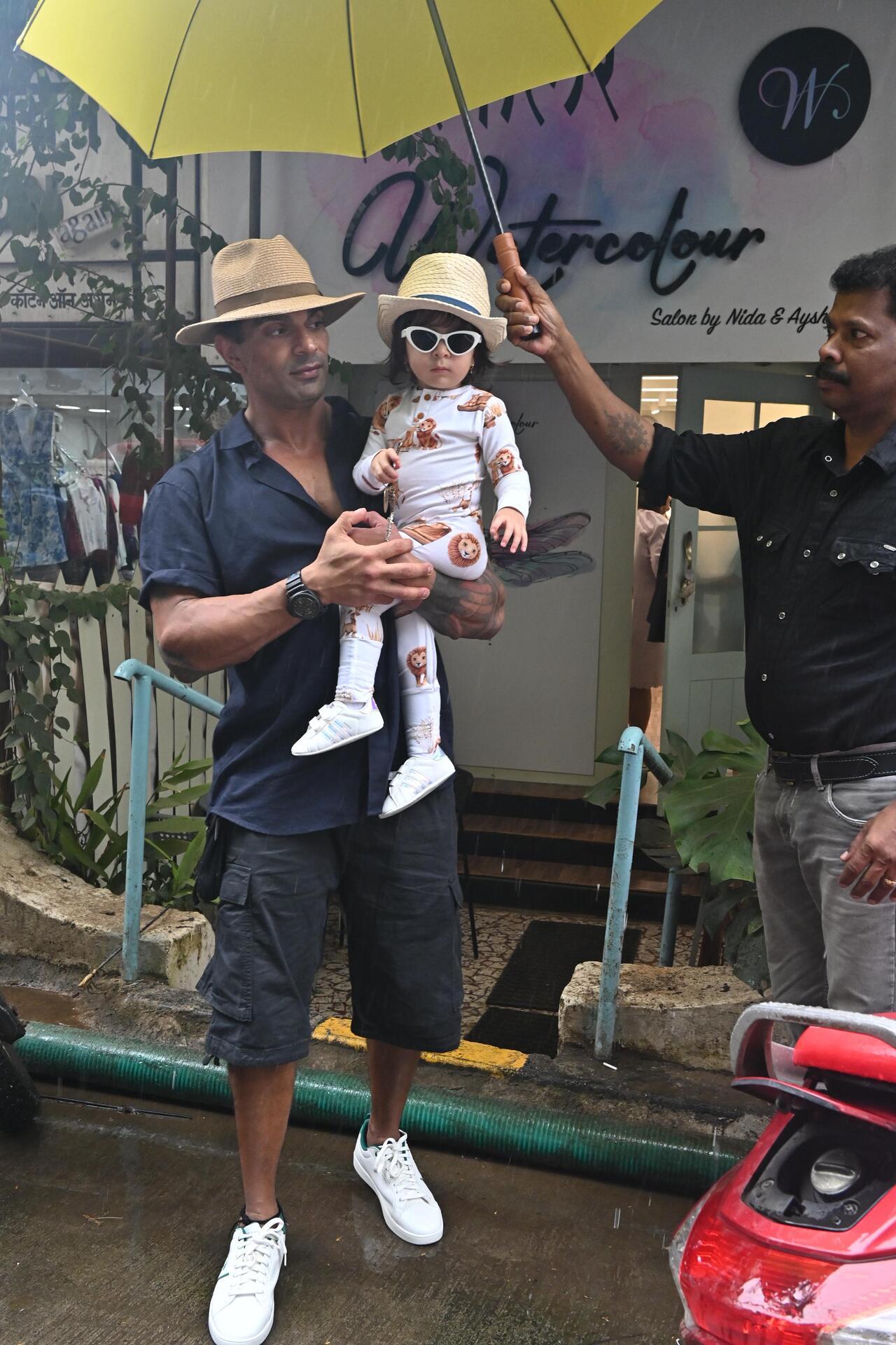 Karan Singh Grover with his adorable daughter Devi posed for the paparazzi