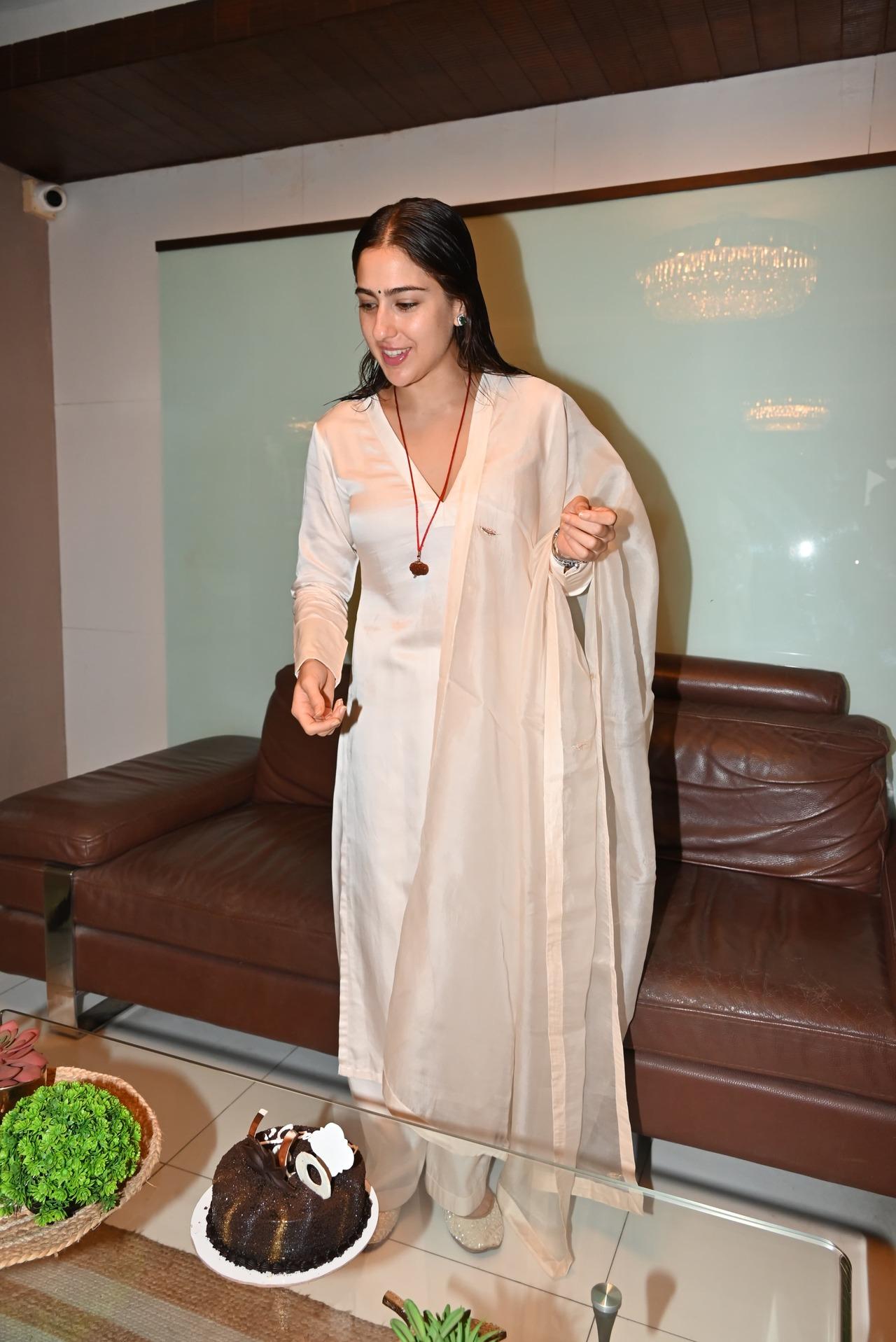 Sara Ali Khan turned 29 today and cut a cake with the paparazzi