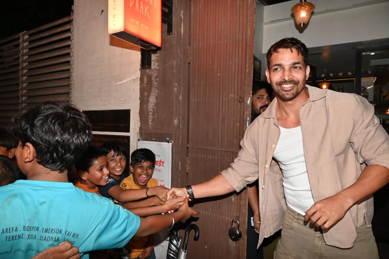 Harshvarrdhan Rane greeted his little fans as he stepped out in the city