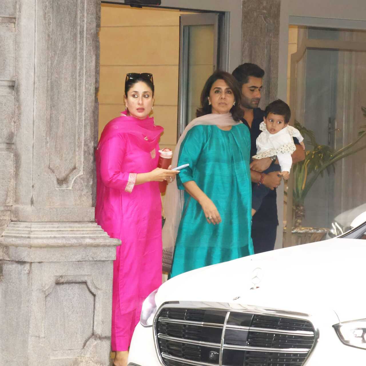 Kareena Kapoor and Neetu Kapoor spotted leaving Randhir Kapoor's house after celebrating Raksha Bandhan