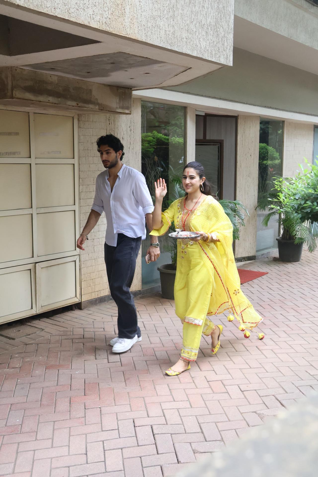 Sara and Ibrahim Ali Khan leaving Saif and Kareena's house after celebrating Raksha Bandhan