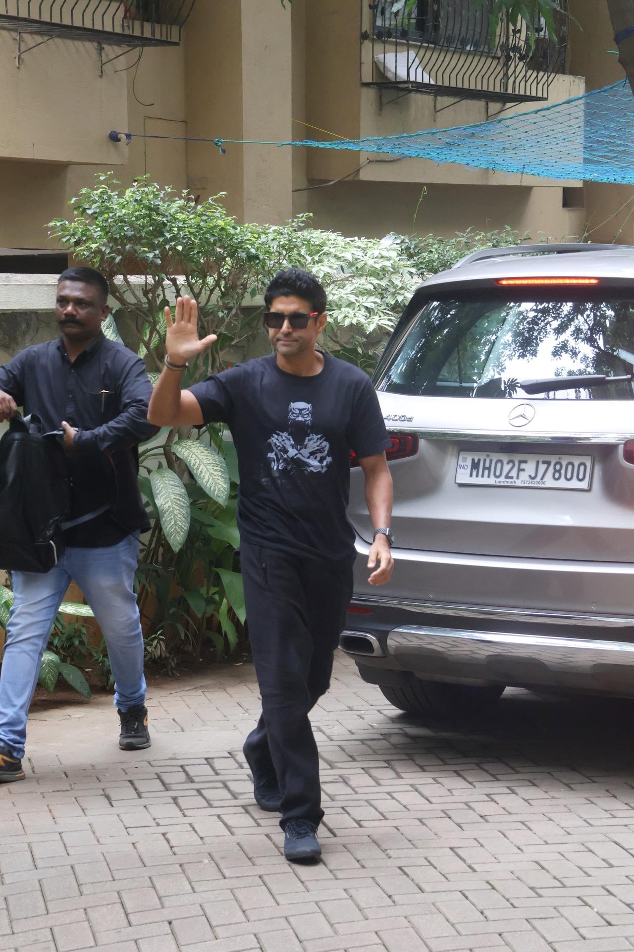 Farhan Akhtar spotted outside Saif and Kareena's house