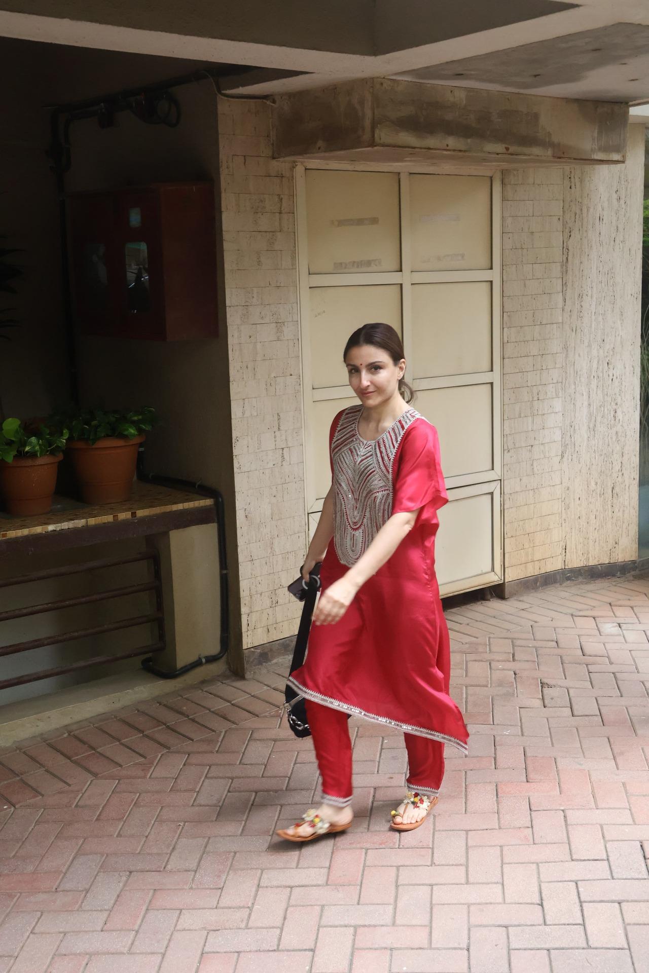 Soha Ali Khan outside Saif Ali Khan's house