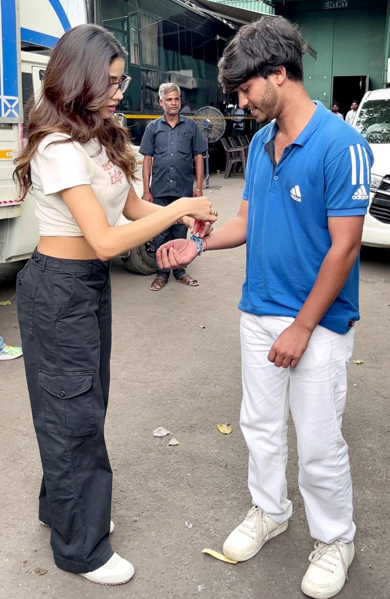 Janhvi Kapoor ties rakhi to a paparazzo