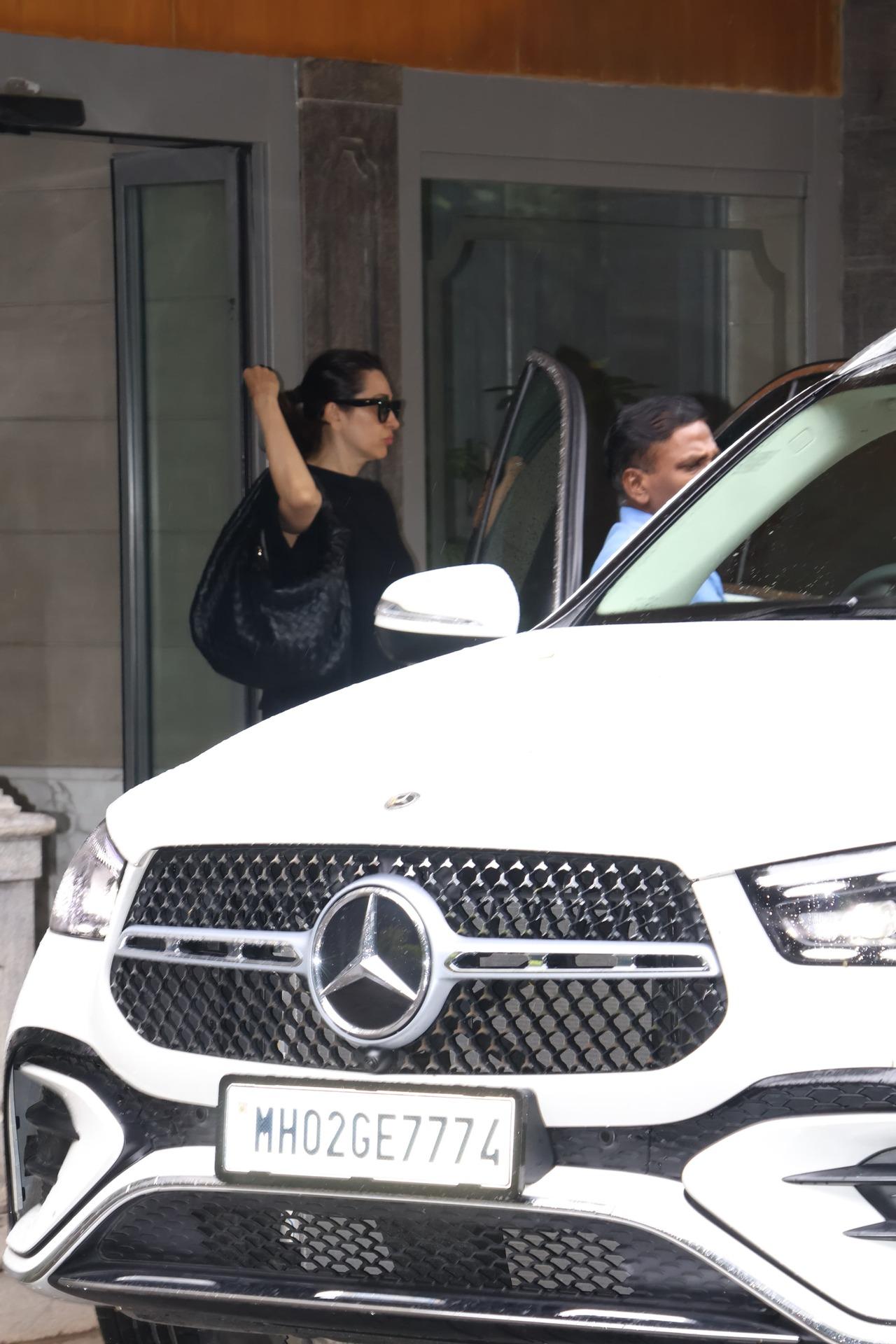 Karisma Kapoor outside her father Randhir Kapoor's house