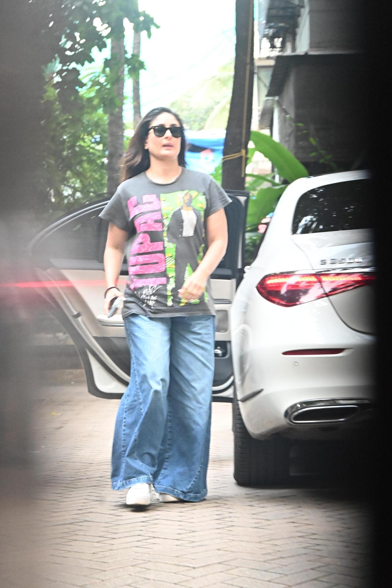 Kareena Kapoor spotted outside her house in comfy casuals