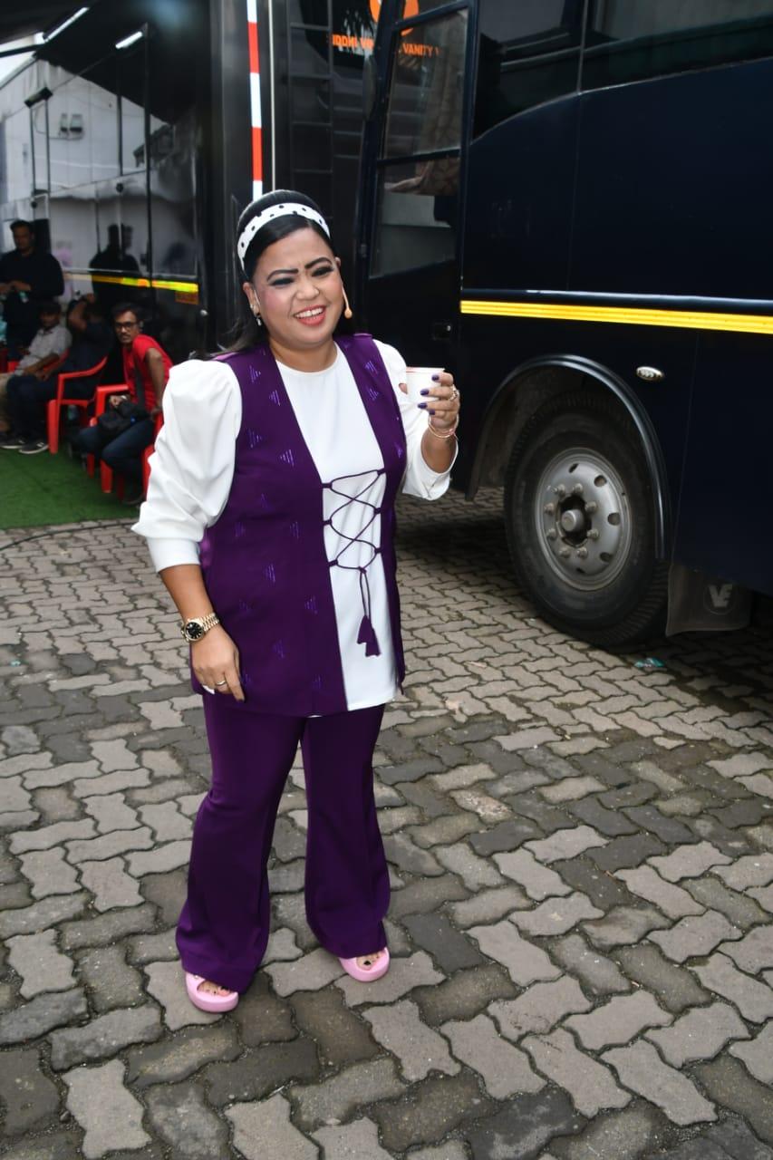 Recently, on the set of Colors TV's reality show Laughter Chefs, popular comedian Bharti Singh was seen wearing a standout purple retro-themed outfit, ready to film for the upcoming episodes.