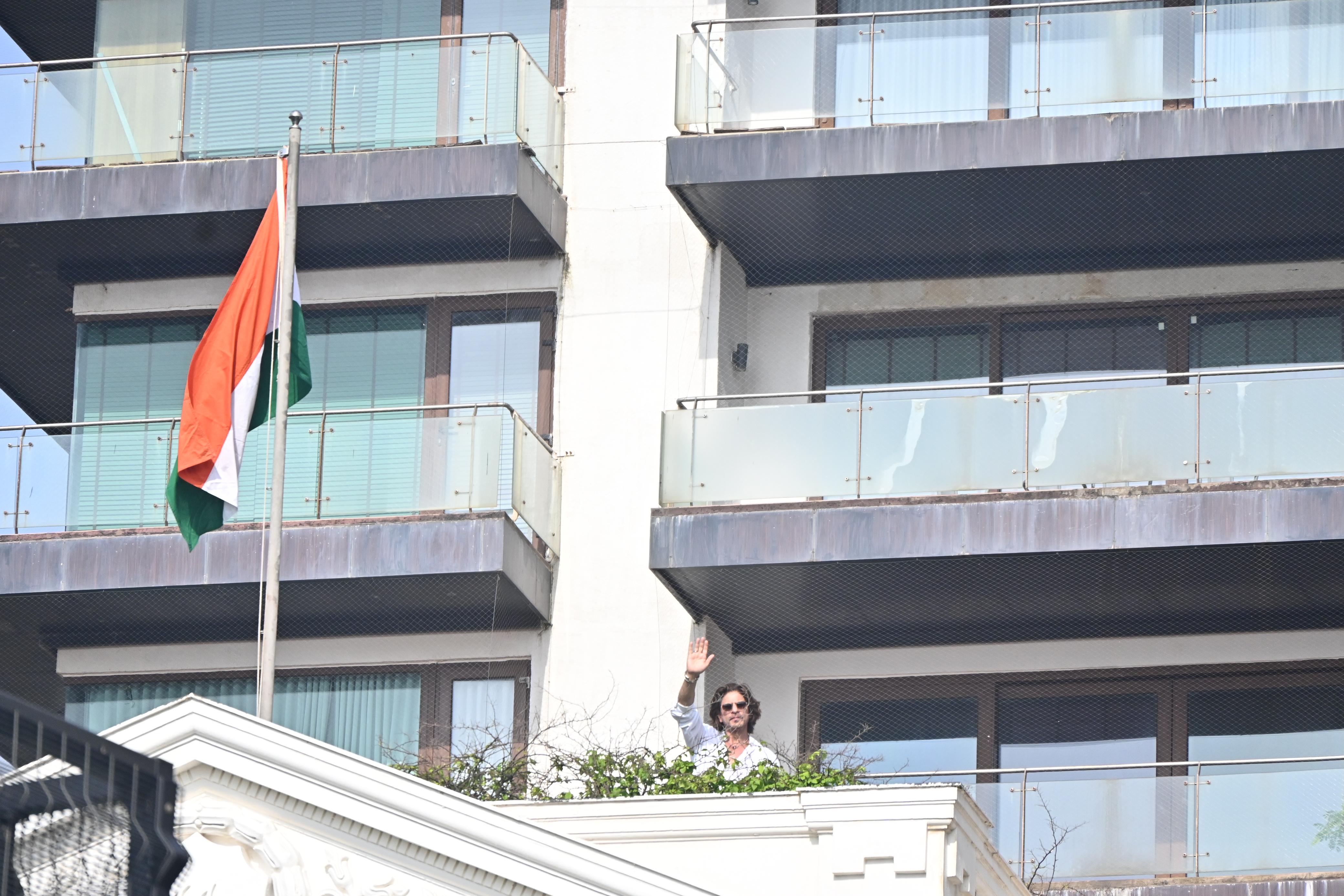 Bollywood superstar Shah Rukh Khan arrived at the terrace of Mannat to wish his fans on Independence Day 2024