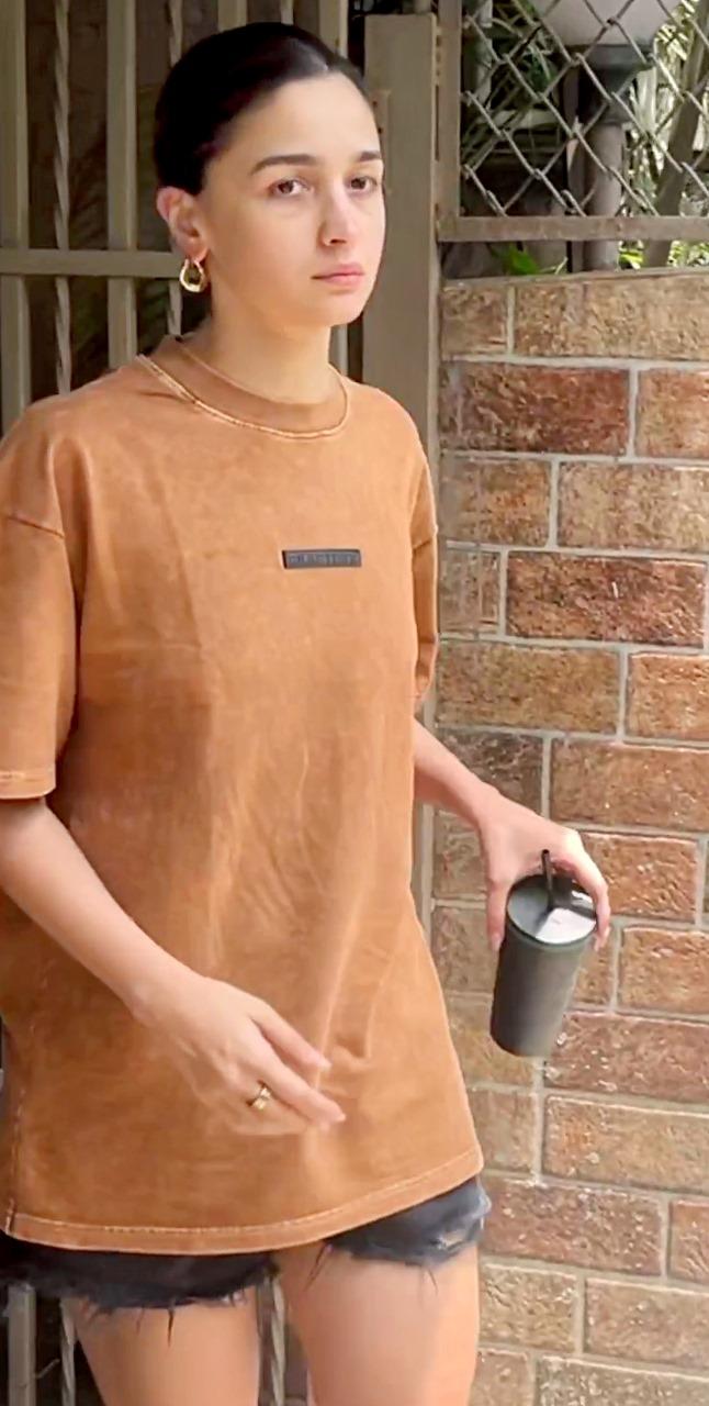 Alia Bhatt was clicked post a dubbing session in Bandra