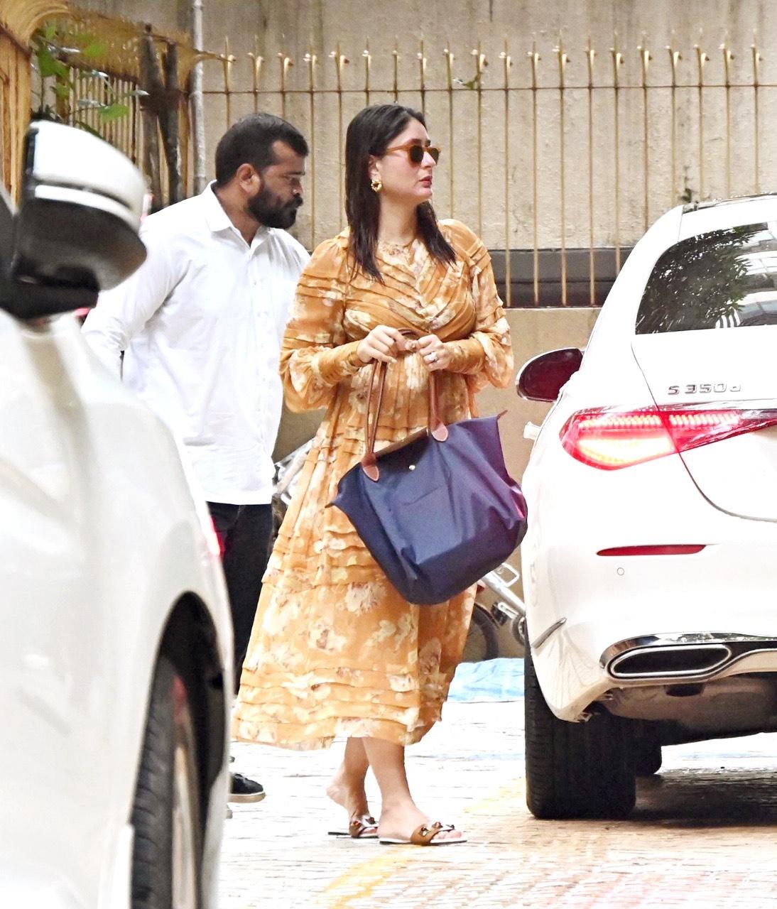 Kareena Kapoor Khan was spotted at her sister Karisma Kapoor's house