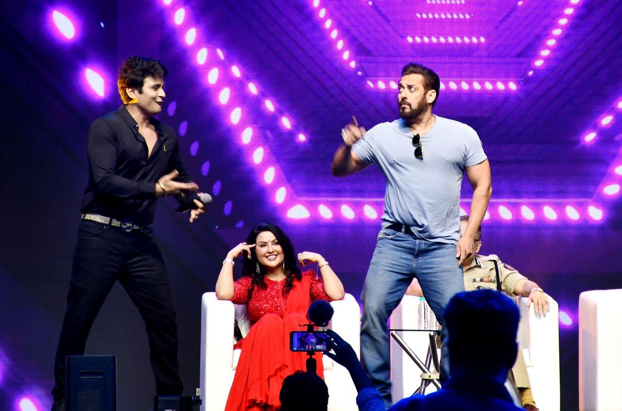 Dressed casually in a light-coloured t-shirt and jeans, Salman posed with the idols and entertained everyone with a performance to his famous song 'Jalwa'