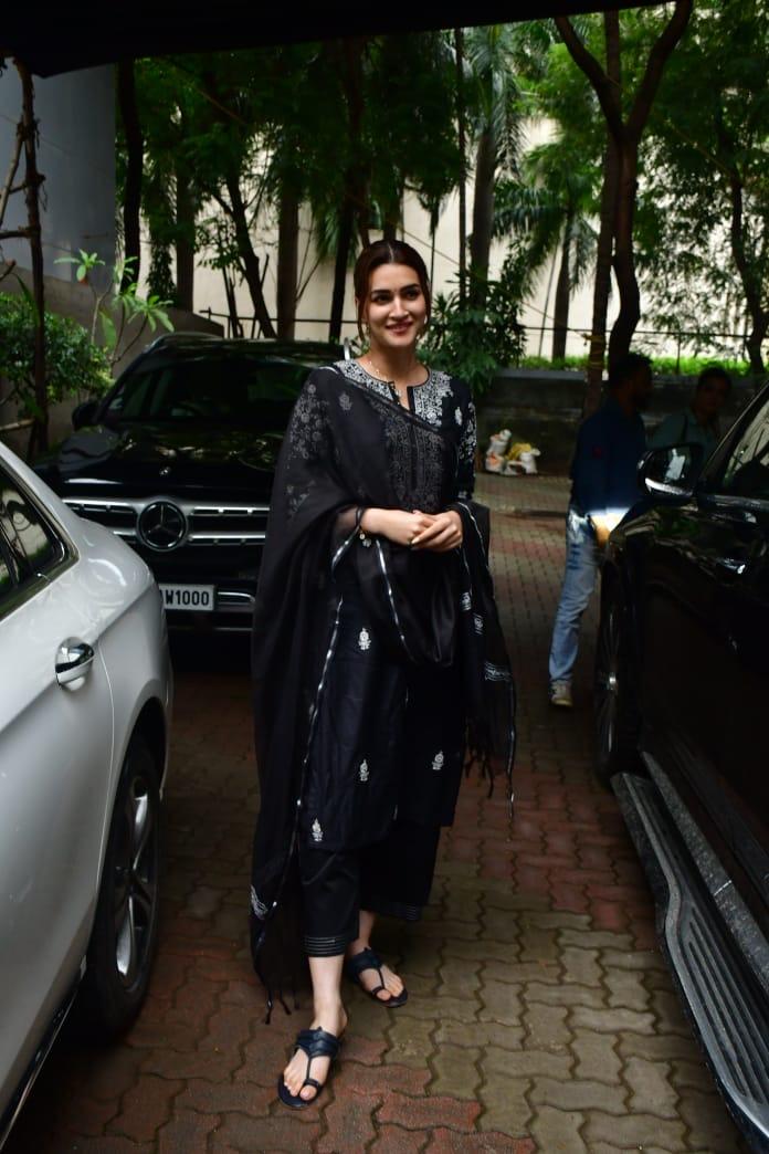 Kriti Sanon posed for the paparazzi in Mumbai today