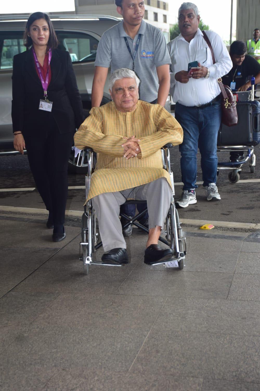 Javed Akhtar was spotted at the Mumbai airport being escorted into the Mumbai hospital