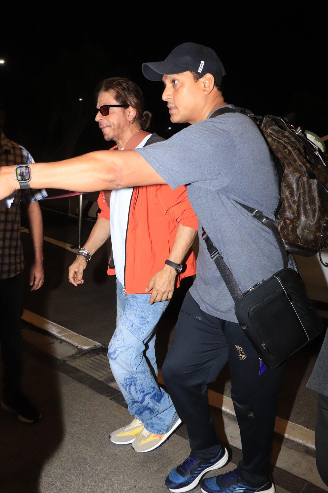 The one and only King Khan aka Shah Rukh Khan was spotted at the Mumbai airport today