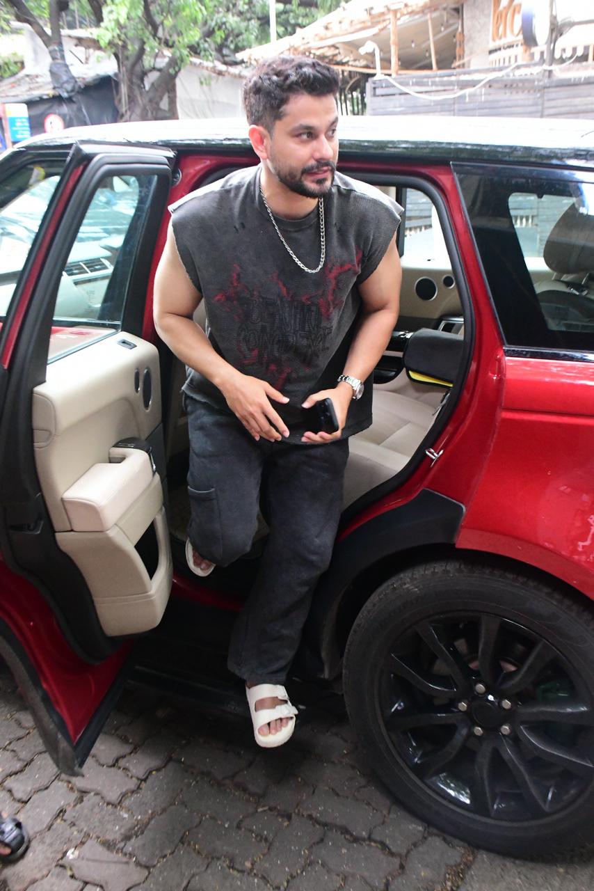 Kunal Kemmu looked as dashing as ever as he was spotted by Mumbai paparazzi 