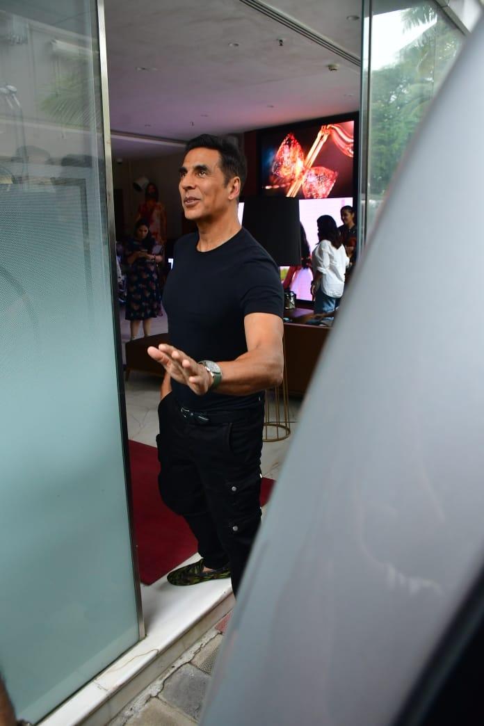 Akshay Kumar was clicked by Mumbai paparazzi looking happy as a clam! The Bollywood star is clearly pumped for the release of his upcoming movie